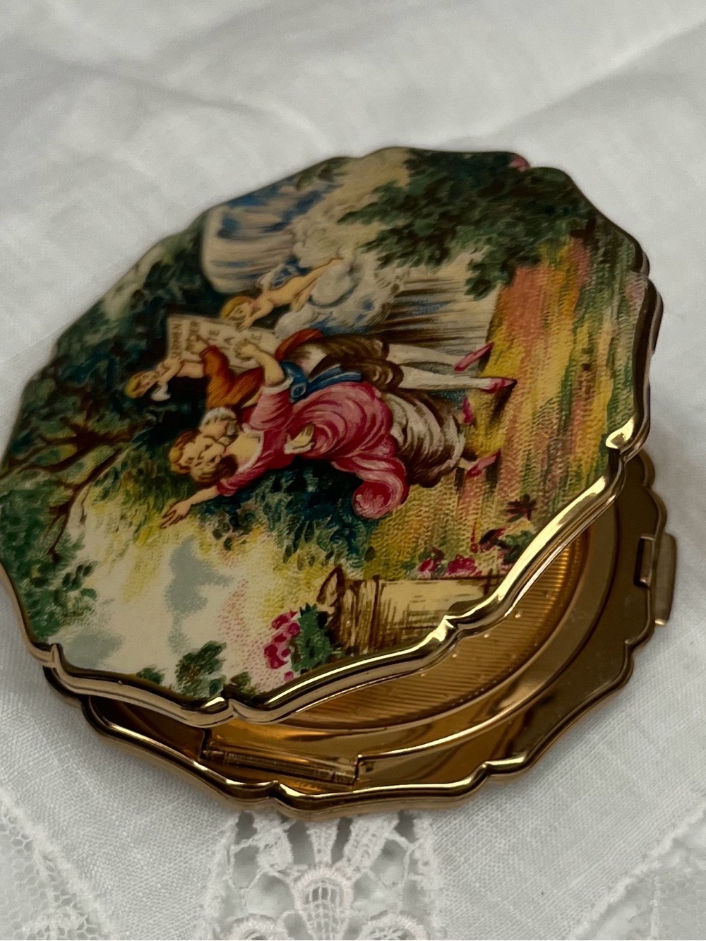 Vintage 1950s Stratton England Scalloped Powder Compact "Sermon of Love" 3 Inch